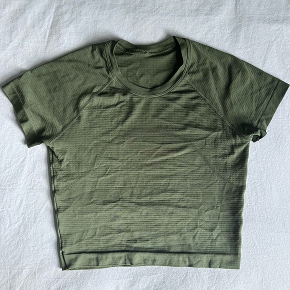 Lululemon swiftly tech cropped short sleeve shirt in legacy green. Size 2 - Picture 2 of 2